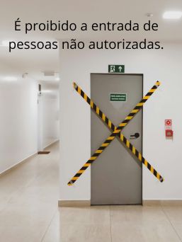 Questões de concordância nominal. O correto é : "É proibida a entrada de pessoas não autorizadas". Ou, ainda: "É proibido entrada de pessoas não autorizadas"