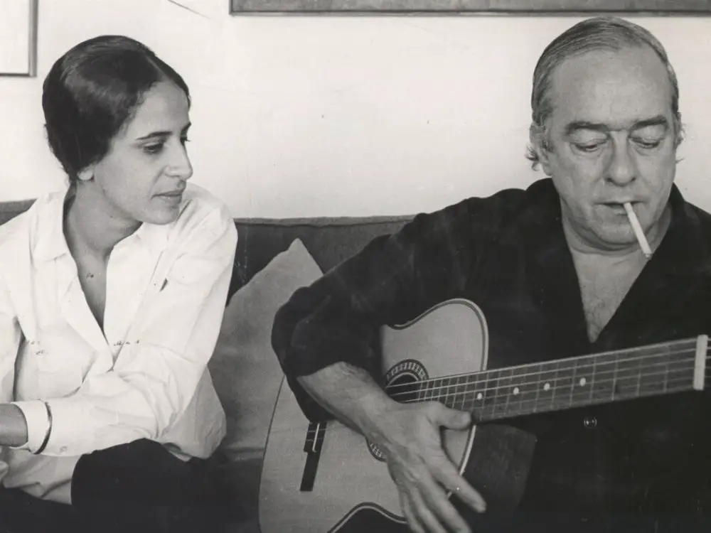 Vinicius de Moraes com Maria Bethânia, em 1972.
