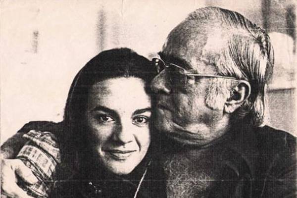 Vinicius de Moraes com sua última esposa, Gilda Mattoso.