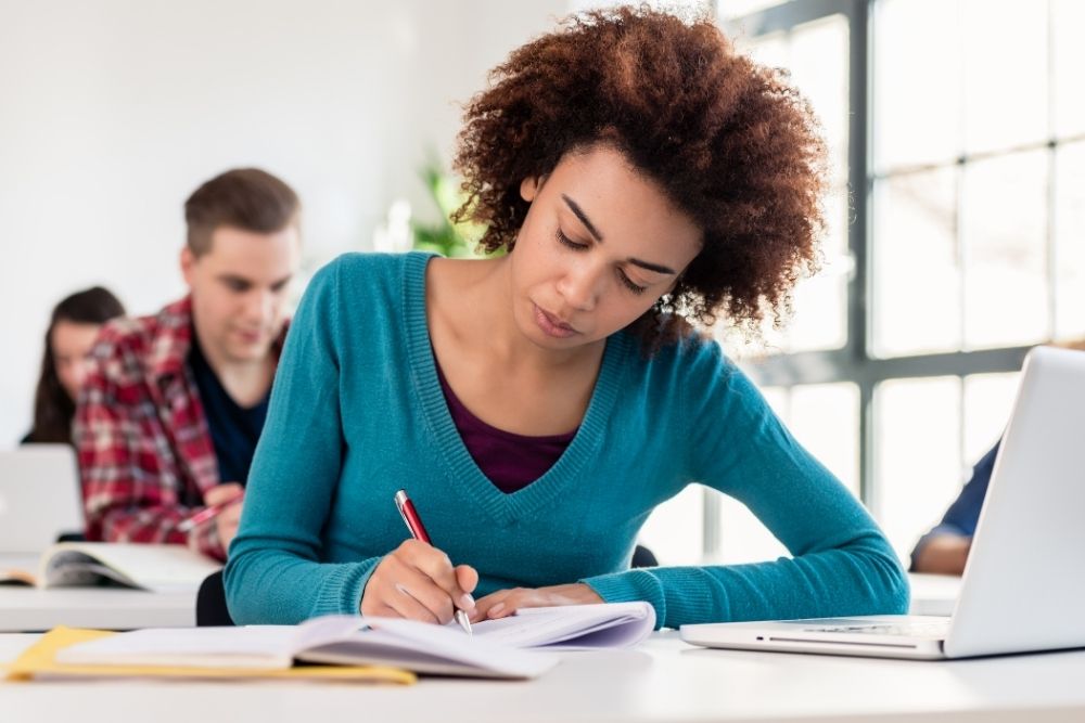 Praticas exercícios de redação durante as aulas é fundamental para quem precisa obter notas elevadas.