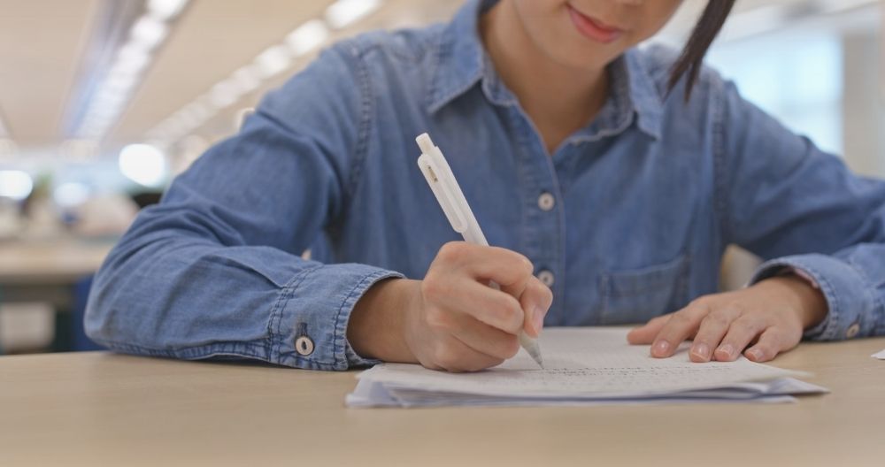 No momento da prova, os ensinamentos colhidos durante a prática de exercícios serão de enorme valia, especialmente na questão de redação.